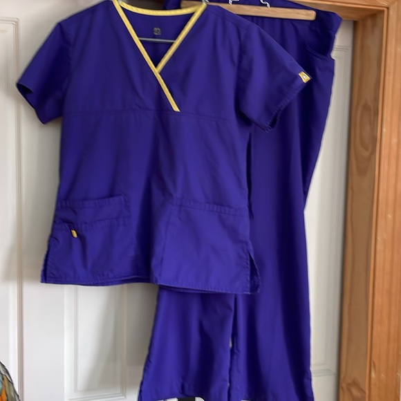 Grey’s Anatomy Women's Purple Scrub Set Size MP - Picture 2 of 7